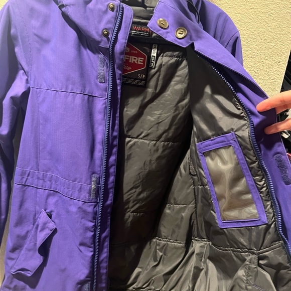 Bonfire women’s ski jacket. Has inner phone pocket with hidden zipper. - Picture 3 of 4